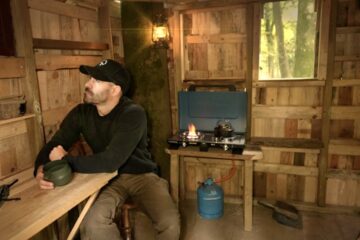 Building an Off Grid Cabin in the Trees: Pallet Wood Tree House Building an Off Grid Cabin in the Trees: Pallet Wood Tree House