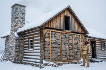 How One Mountain Man’s “Crazy” Wall Idea Held His Cabin 32° Warmer While Others Froze